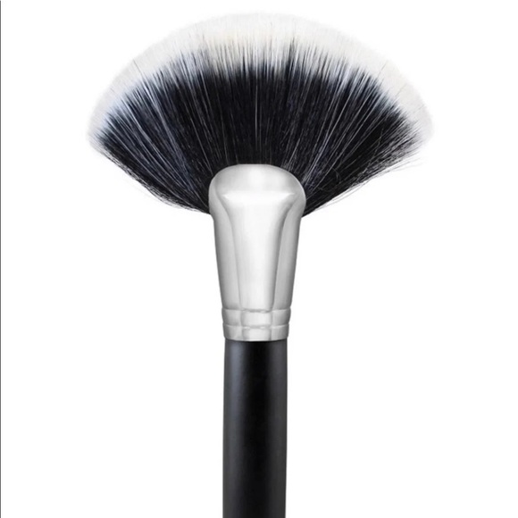 ✨ MORPHE M495 - DUO DELUXE FAN BRUSH - Picture 2 of 3